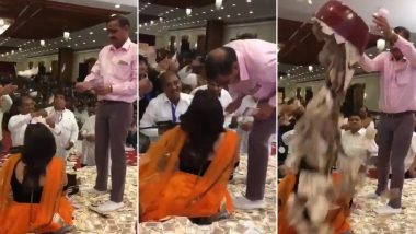 'Devotees' Shower Currency Notes on Bhajan Singer in Gujarat, Twitterati Compares The Act With Dance Bar! Watch Shocking Viral Video