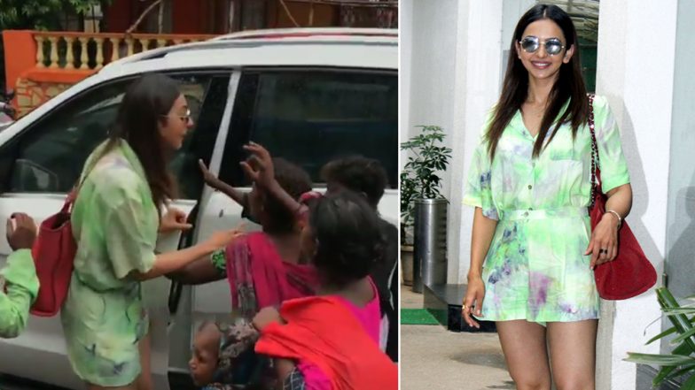 Rakul Preet Gets Mobbed By Street Kids Outside a Restaurant in Mumbai Leaving Her Baffled (Watch Video)