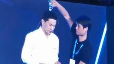 Baidu AI Developer Conference: Man Pours Cold Water Over China's Search Engine Giant Chief Robin Li Yanhong’s Head During Event (Watch Video)