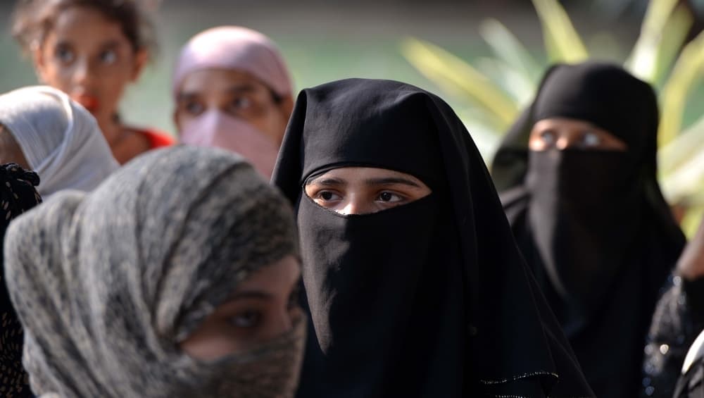 Sabarimala Review Plea Verdict: Larger Supreme Court Bench to Examine Entry of Women Into Mosques as Well Sabarimala Review Plea Verdict: Larger Supreme Court Bench to Examine Entry of Women Into Mosques as Well