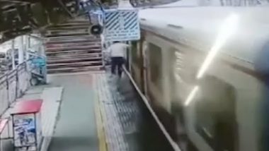 Mumbai Man Falls off Local Train While Trying to Nab Phone Thief, Dies; Video Goes Viral!