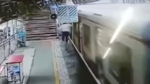 Mumbai Man Falls off Local Train While Trying to Nab Phone Thief, Dies