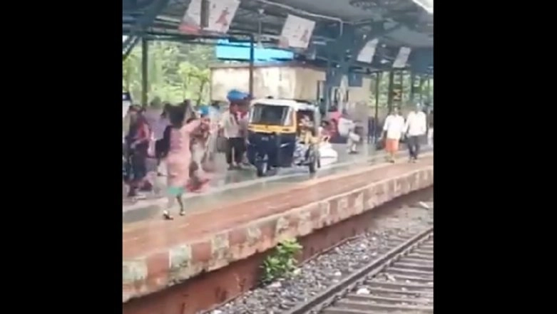 Auto Rickshaw Seen Moving on Platform of Mumbai's Shahad Railway Station; Watch Viral Video