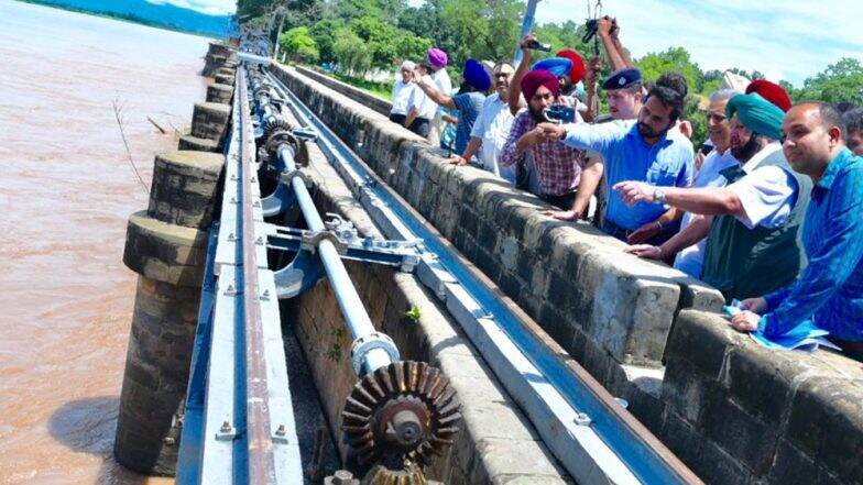 Punjab Floods: Situation Remains Grim, Cheetah Helicopters Carry 36,000 Parathas and 18,000 Litres of Water to Affected Villages in Jalandhar Punjab Floods: Situation Remains Grim, Cheetah Helicopters Carry 36,000 Parathas and 18,000 Litres of Water to Affected Villages in Jalandhar