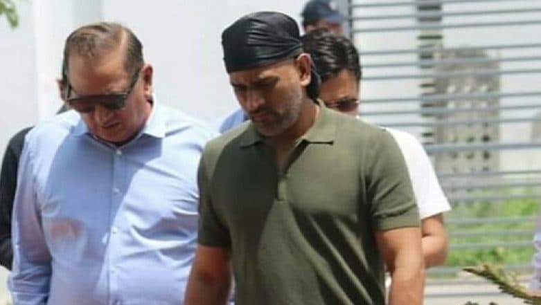 MS Dhoni’s 'New Look' Wearing a Black Bandana at Jaipur Airport Goes Viral (Watch Video) MS Dhoni’s 'New Look' Wearing a Black Bandana at Jaipur Airport Goes Viral (Watch Video)