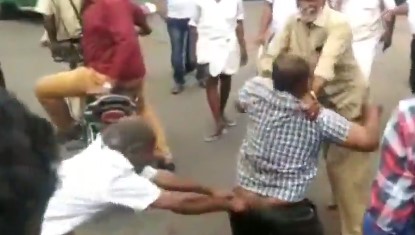 Tamil Nadu: Passenger Objects to Bus Conductor Changing Clothes in Front of Women, Thrashed by Transport Workers; Watch Video