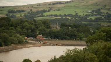 UK Floods: Residents of English Town Threatened With Flood Return to Homes