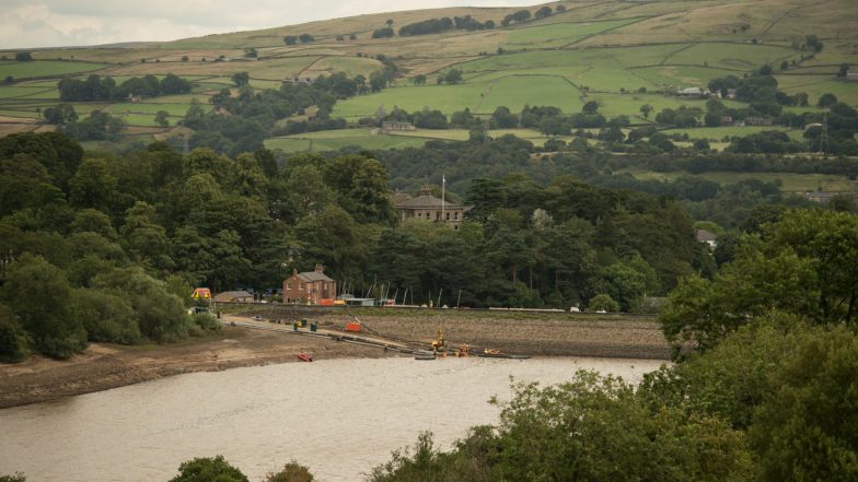 UK Floods: Residents of English Town Threatened With Flood Return to Homes
