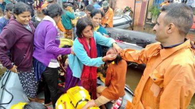 Raksha Bandhan 2019: Women Tie 'Rakhi' to Navy Officials in Flood-Affected Kolhapur