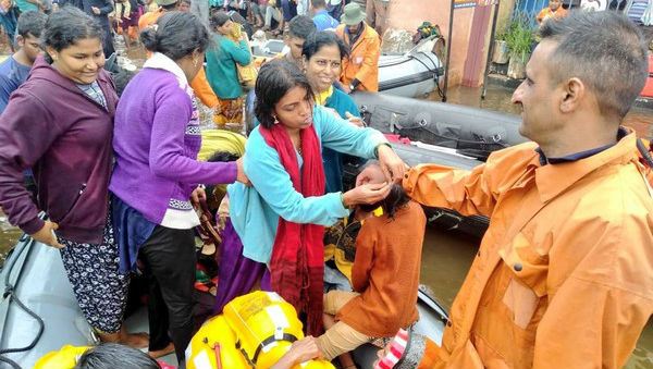 Raksha Bandhan 2019: Women Tie 'Rakhi' to Navy Officials in Flood-Affected Kolhapur