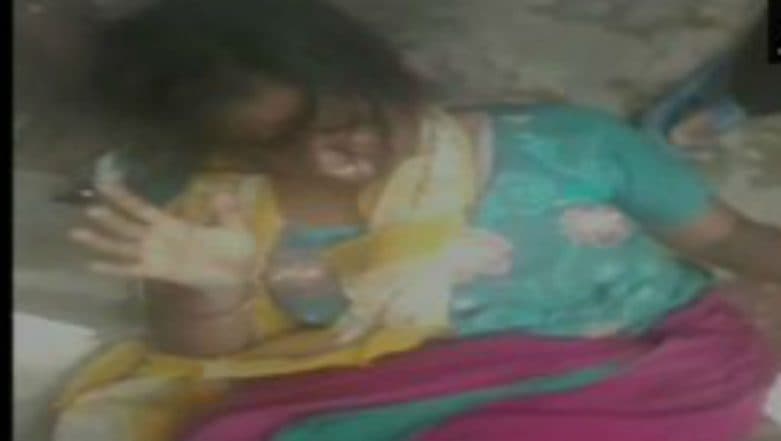 Mob Fury in Uttar Pradesh: Woman Thrashed by Group of People in Loni on Suspicion of Being a Child-Lifter Mob Fury in Uttar Pradesh: Woman Thrashed by Group of People in Loni on Suspicion of Being a Child-Lifter
