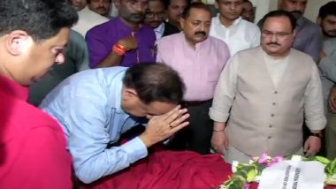 Arun Jaitley Dies: Harsh Vardhan Lays Wreath on Mortal Remains on Behalf of PM Narendra Modi