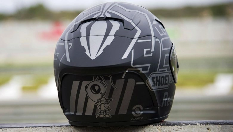 Kolkata Biker Bites Middle Finger of Traffic Policeman After Being Stopped For Riding Without Helmet 