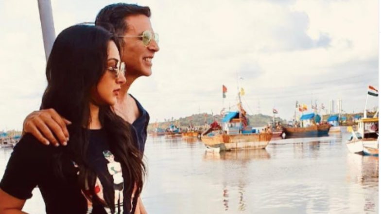 Laxmmi Bomb: Kiara Advani and Akshay Kumar Pose for an Amazing Picture and We are Convinced They are the Hottest New Bollywood Pairing