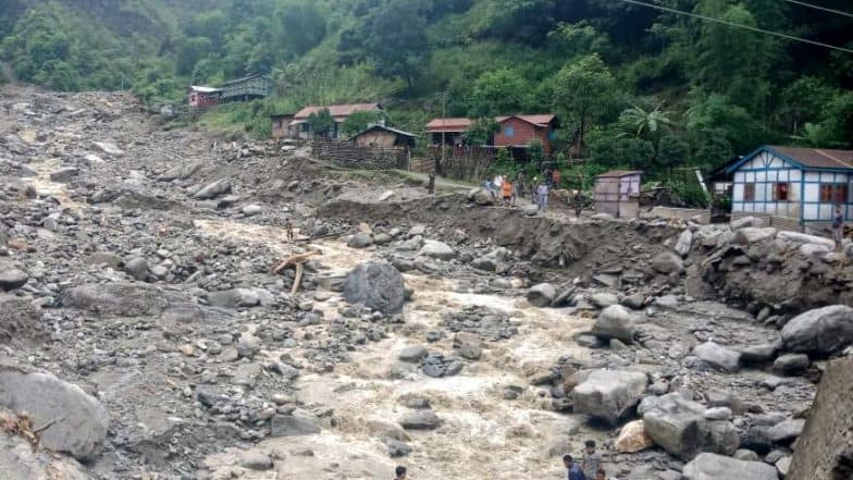 Himachal Pradesh Rains: More Than 300 Vehicles Stuck After Roads Get Blocked Due to Landslides Himachal Pradesh Rains: More Than 300 Vehicles Stuck After Roads Get Blocked Due to Landslides