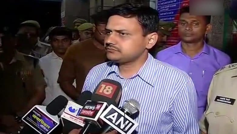 Unnao Rape & Accident Case: Lucknow DM Hands Over Rs 25 Lakh Cheque as Compensation to Survivor's Mother After Supreme Court's Order Unnao Rape & Accident Case: Lucknow DM Hands Over Rs 25 Lakh Cheque as Compensation to Survivor's Mother After Supreme Court's Order