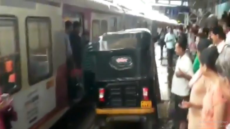 Mumbai Rickshaw Driver Takes Vehicle on Platform to Help Woman in Labour Pain, Video Goes Viral