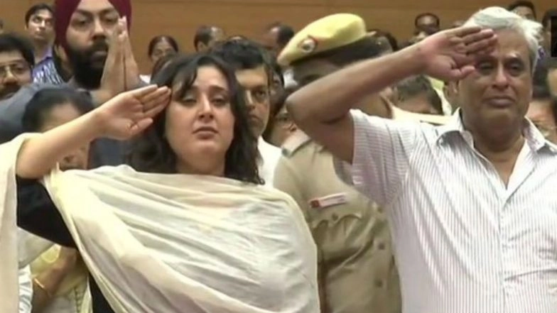 Sushma Swaraj Dies at 67: Daughter Bansuri, Husband Swaraj Kaushal Bid Farewell to BJP Stalwart With Tearful Salute; Watch Video