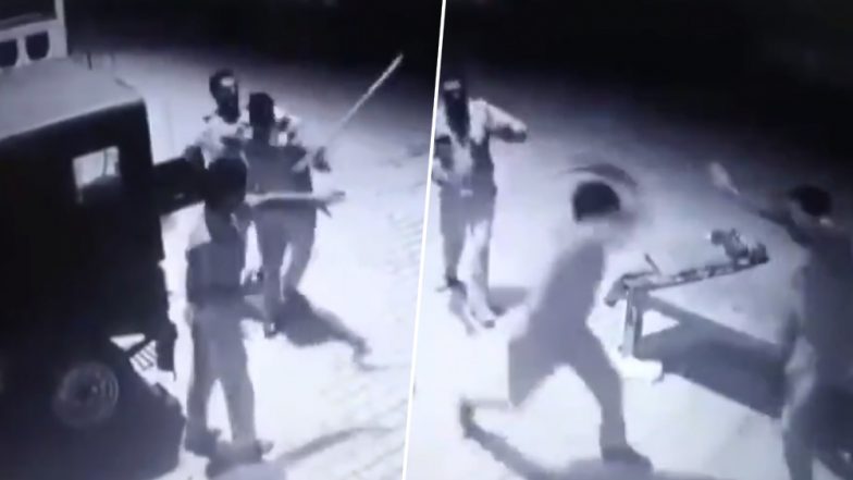 Uttar Pardesh: Police Constables Fight Over 'Bribe' in Prayagraj, Suspended After Video Goes Viral