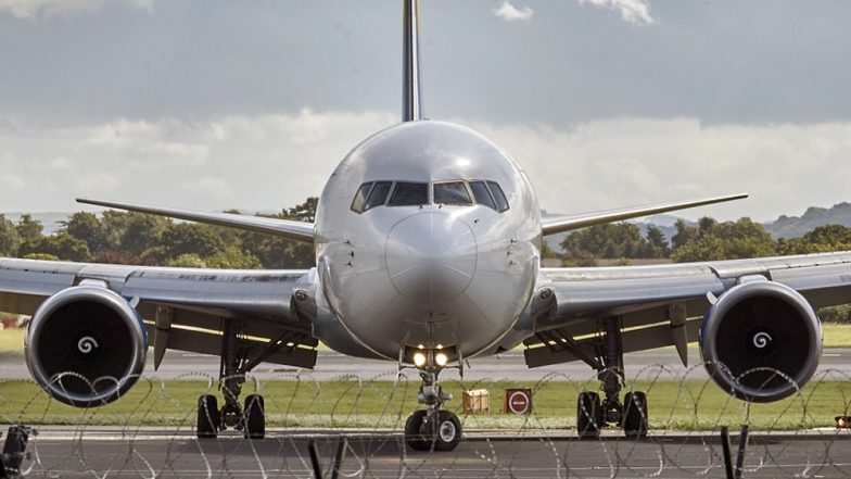 Tarmac Worker Playing Rock Paper Scissors With Passenger on Plane, Viral Video Is Giving Ultimate Friendship Goals