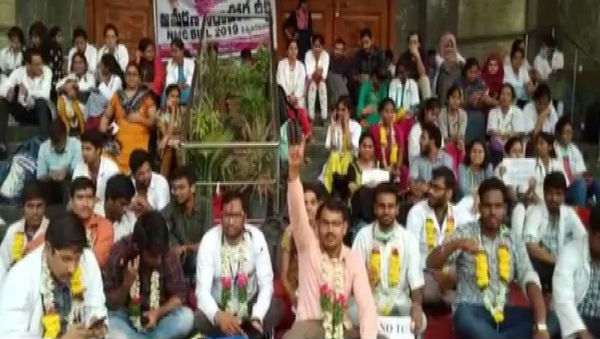 Protest Against NMC Bill: Resident Doctors Association Calls off Strike After Health Minister Meeting Harsh Vardhan