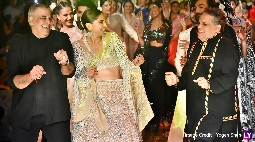 Deepika Padukone stuns at AJSK show.