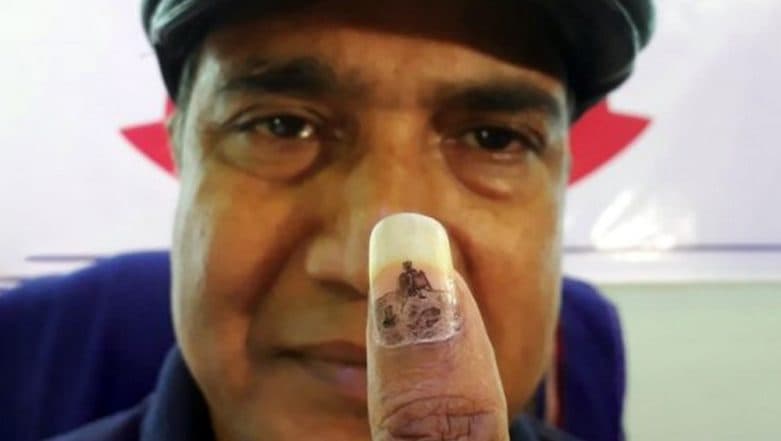 Chandrayaan 2 Moon Landing: West Bengal Micro Artist Ramesh Shah Draws Miniature Painting of Vikram Lander's Moon Landing Chandrayaan 2 Moon Landing: West Bengal Micro Artist Ramesh Shah Draws Miniature Painting of Vikram Lander's Moon Landing