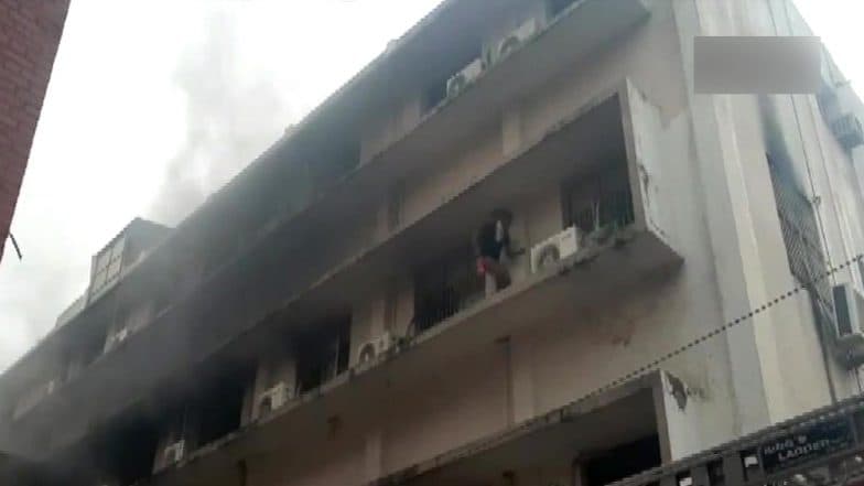 Gujarat: Fire Breaks Out at Paediatric Ward of Shree Sir Sayaji General (SSG) Hospital in Vadodara, All Kids Safely Evacuated Gujarat: Fire Breaks Out at Paediatric Ward of Shree Sir Sayaji General (SSG) Hospital in Vadodara, All Kids Safely Evacuated