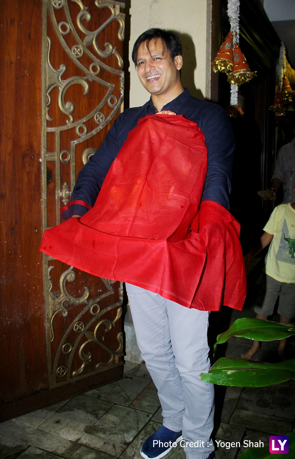 Vivek Oberoi brings Lord Ganesha home.