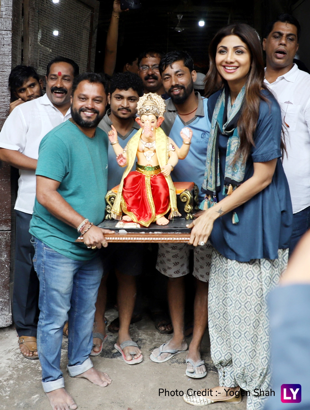 Shilpa Shetty brings Ganpati home.