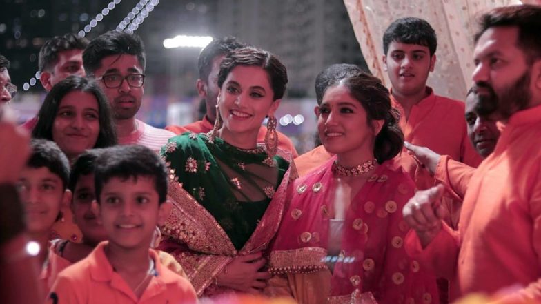 Taapsee Pannu and Bhumi Pednekar Enjoy Dancing to the Dandiya Beats at Falguni Pathak's Navaratri 2019 Event (See Pics and Videos)