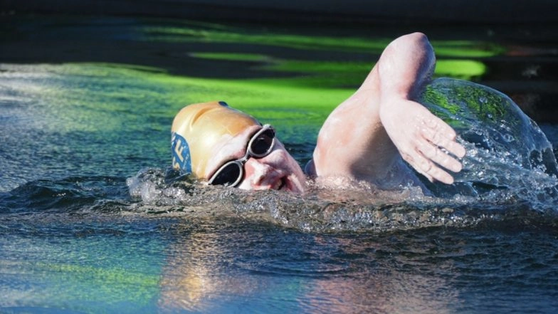 Breast Cancer Survivor Sarah Thomas Becomes the First To Swim English Channel Four Times Non-Stop! (Check Photos And Videos)