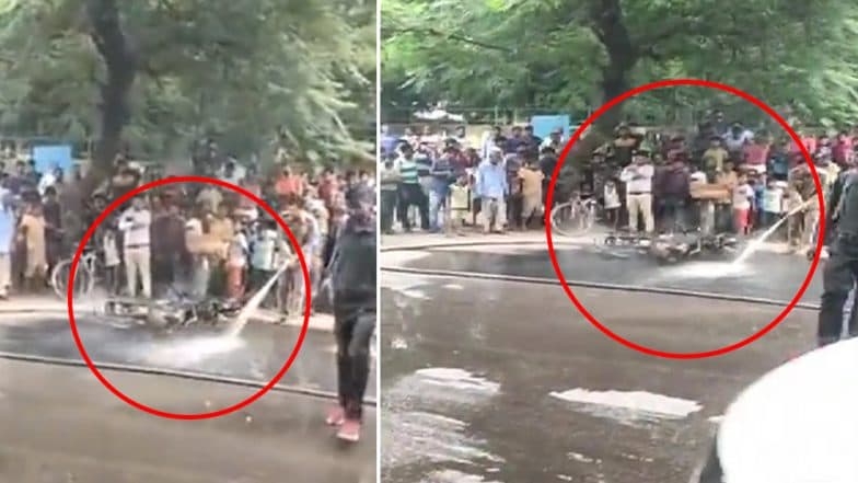 Delhi Man Sets Bike on Fire After Being Asked to Pay Rs 11,000 As Fine Under the Motor Vehicle Act, 2019 (Watch Video) Delhi Man Sets Bike on Fire After Being Asked to Pay Rs 11,000 As Fine Under the Motor Vehicle Act, 2019 (Watch Video)