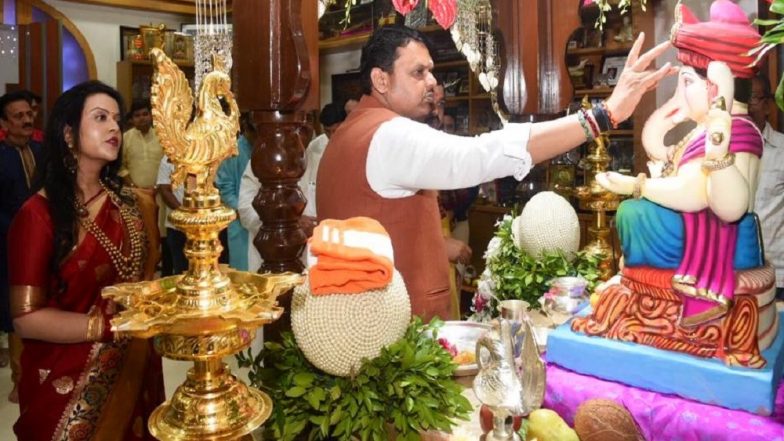 Ganesh Chaturthi 2019: Maharashtra CM Devendra Fadnavis Offers Prayers at His Residence With Family