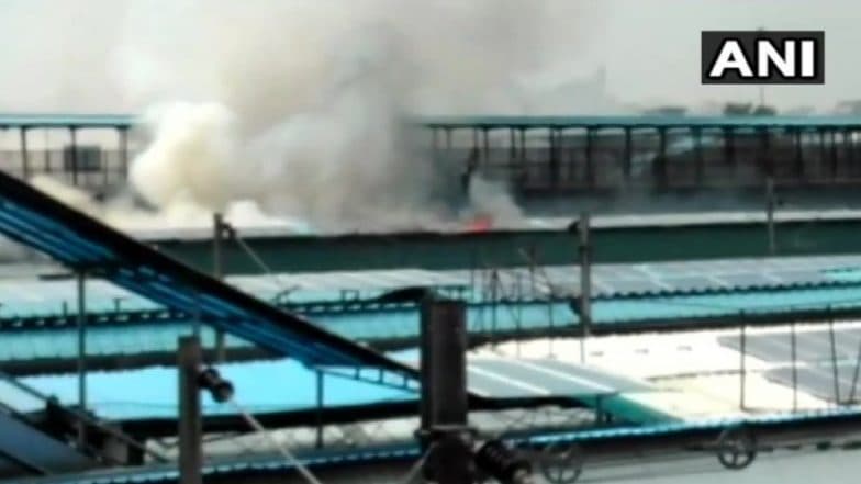 Fire at New Delhi Railway Station: Blaze Erupts in Rear Power Car of Chandigarh-Kochuveli Express, Passengers Safe Fire at New Delhi Railway Station: Blaze Erupts in Rear Power Car of Chandigarh-Kochuveli Express, Passengers Safe