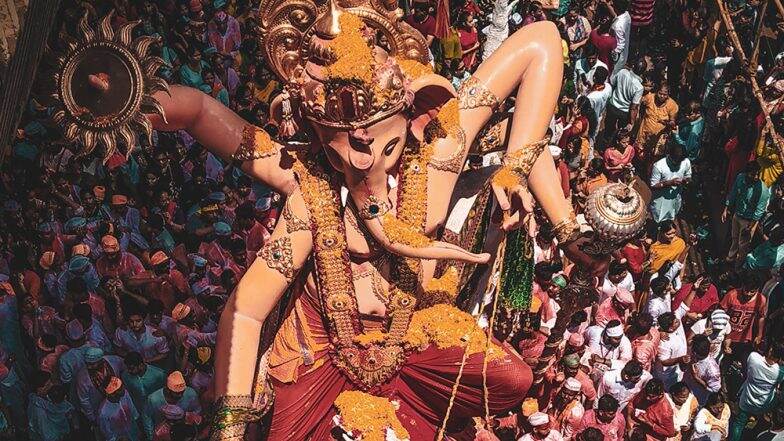 Ganesh Visarjan HD Images & Anant Chaturdashi 2019 Wishes: Beautiful Photos of Ganpati Immersion Processions That Capture The Essence of the Festival Ganesh Visarjan HD Images & Anant Chaturdashi 2019 Wishes: Beautiful Photos of Ganpati Immersion Processions That Capture The Essence of the Festival
