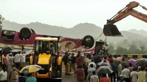 Gujarat Road Accident: 3 Dead, 30 Injured After Bus Overturns Near Trishuliya Ghat in Ambaji