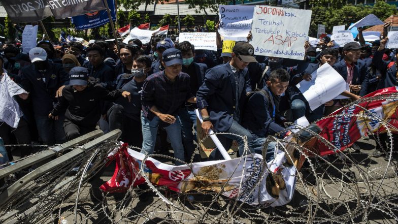 Indonesia Police Fire Tear Gas at Students Protesting Against Pre-Marital Sex, Graft Laws (Watch Video)