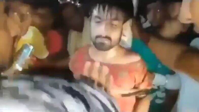 Kashmiri Student Beaten by Mob in Rajasthan's Alwar, Forced to Wear Woman's Clothes; Locals Capture Video Kashmiri Student Beaten by Mob in Rajasthan's Alwar, Forced to Wear Woman's Clothes; Locals Capture Video
