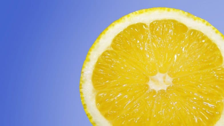 Home Remedy Of The Week: Lemon For Hair Fall & Dandruff; How This Citrus Fruit Can Treat Your Itchy Scalp (Watch Video) Home Remedy Of The Week: Lemon For Hair Fall & Dandruff; How This Citrus Fruit Can Treat Your Itchy Scalp (Watch Video)