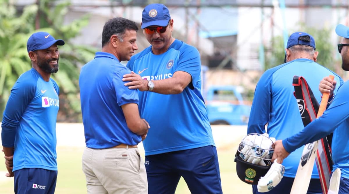 Rahul Dravid Spends Time With Indian Players Ahead of Third T20I Against South Africa in Bengaluru Rahul Dravid Spends Time With Indian Players Ahead of Third T20I Against South Africa in Bengaluru