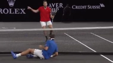 Roger Federer Has an Awkward Fall During Laver Cup 2019 Men’s Doubles Match, Tennis Fans Skip a Heartbeat! Watch Video