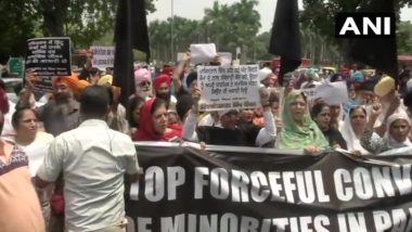 Sikhs Launch Massive Protest Outside Pakistan Embassy in New Delhi, Burn Effigy Against Forced Conversions
