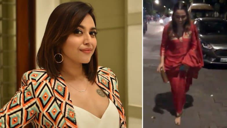 Swara Bhasker Loses Footwear on Her Way Back from Lalbaugcha Raja Ganpati Darshan (Watch Video) Swara Bhasker Loses Footwear on Her Way Back from Lalbaugcha Raja Ganpati Darshan (Watch Video)