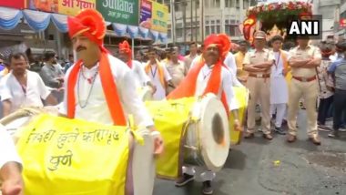 Ganesh Chaturthi 2019: Yerwada Central Jail Prisoners Play Drums to Welcome Ganpati Idol of Guruji Talim Mandal, Watch Video