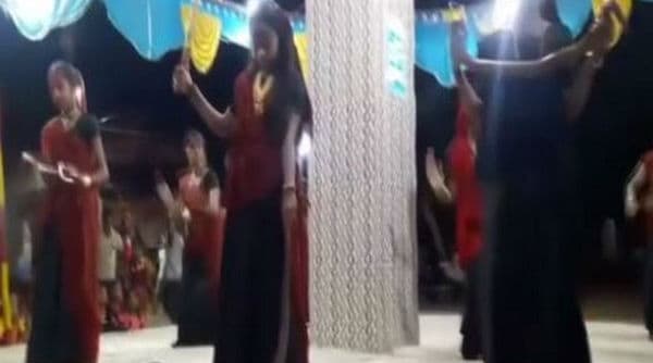 Dancing With Snakes! Three Women Held in Junagadh for Performing Garba Holding Reptiles (Watch Video) Dancing With Snakes! Three Women Held in Junagadh for Performing Garba Holding Reptiles (Watch Video)