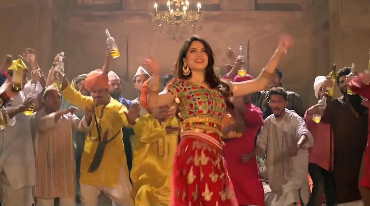 Neelam Munir's item song went viral!