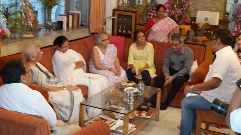Mamata Banerjee Goofs Up in Taking Nobel Prize Winner Abhijit Vinayak Banerjee's Name