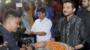 Diwali 2019: Anil Kapoor Personally Serving Meethai to the Photographers Outside His Residence Will Make You Say ‘Ekdum Jhakaas’! (View Pics)