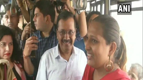 Arvind Kejriwal Boards Public Buses in New Delhi to Take Feedback on Delhi Free Bus Ride Scheme